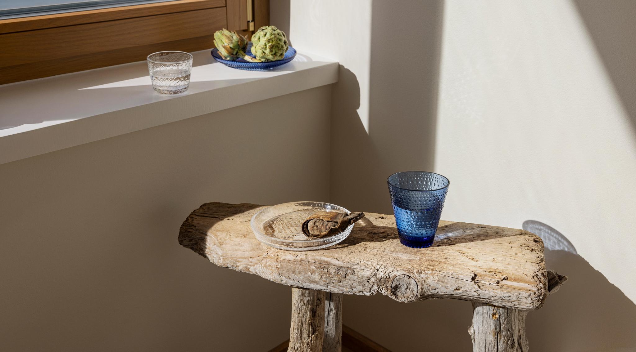 Sininen juomalasi vesilasi iittala kastehelmi puupalli