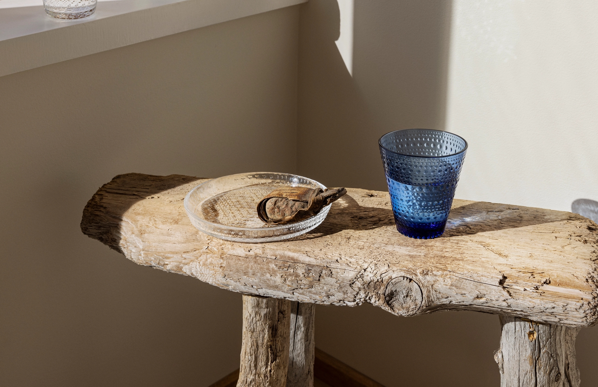 Sininen juomalasi vesilasi iittala kastehelmi puupalli