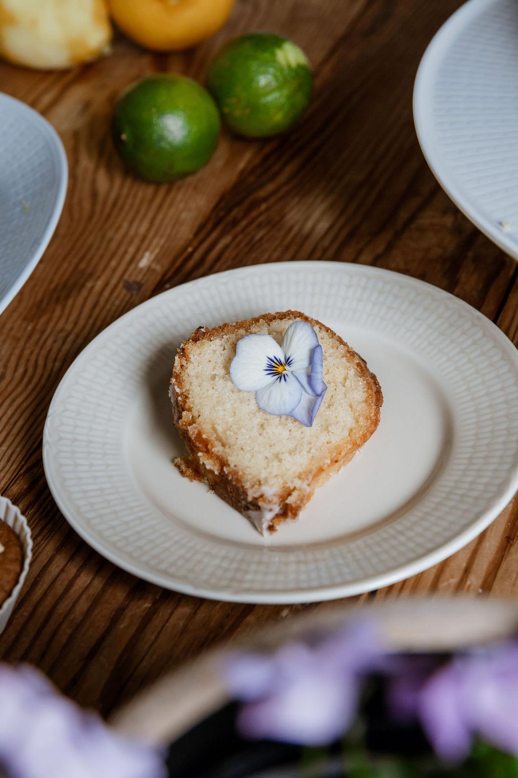 Sockerkaka med brynt smör och ätbara blommor