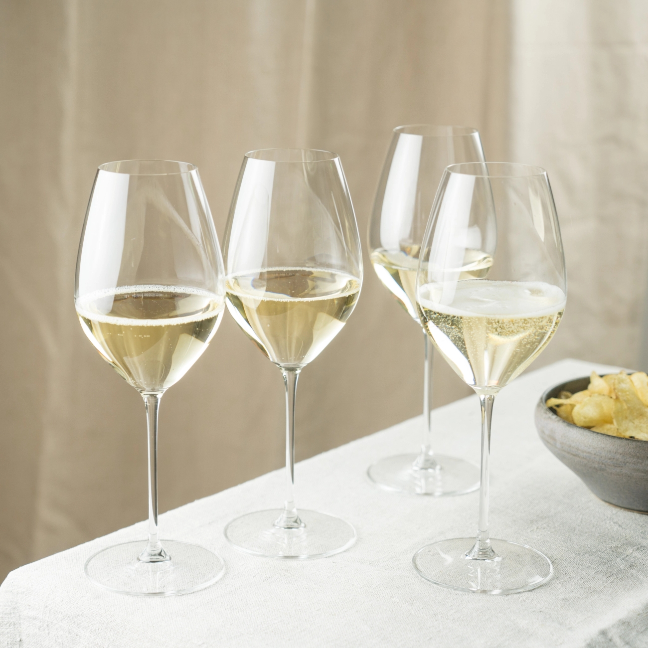 Riedel champagneglas fyllda med champagne på bänk