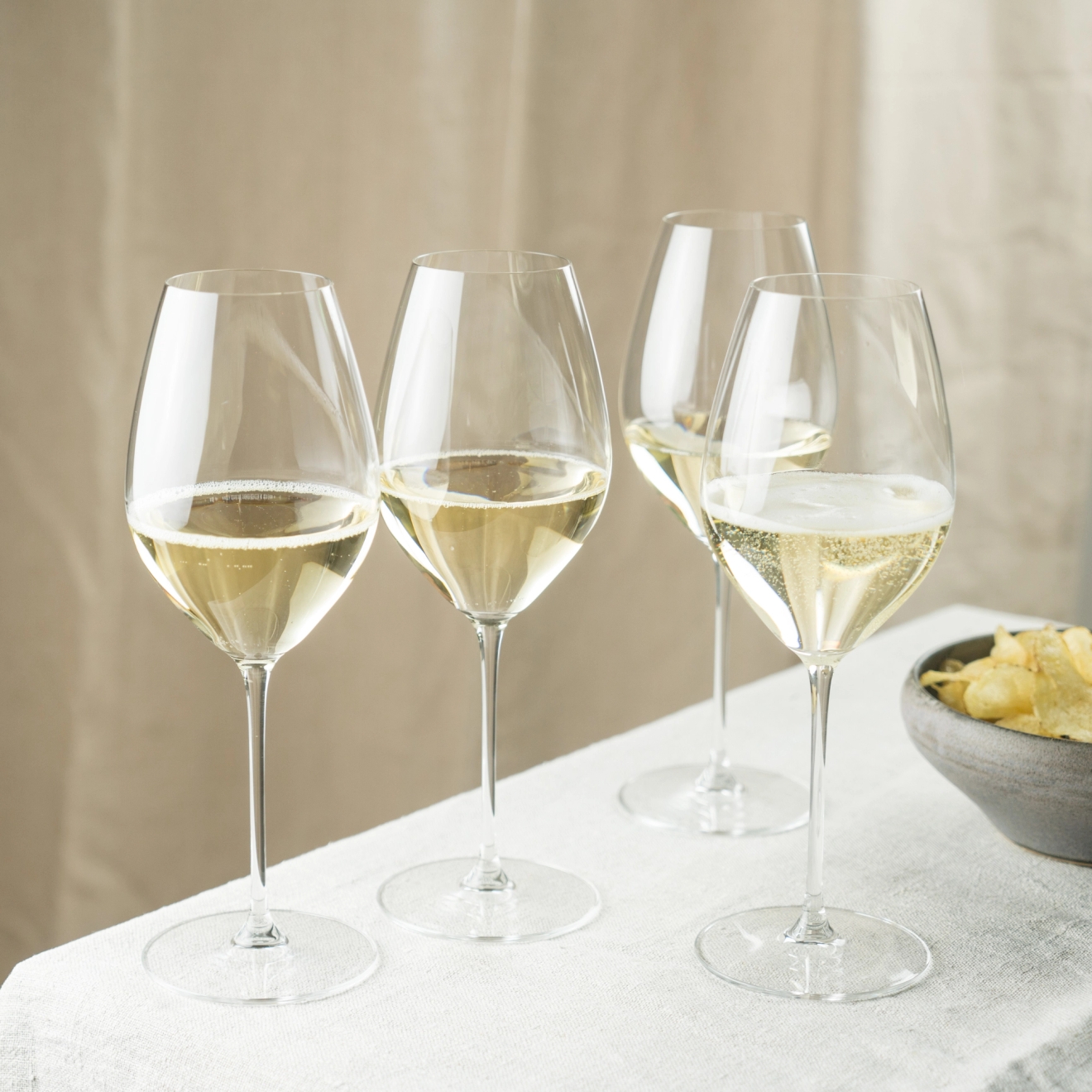 Riedel champagneglas fyllda med champagne på bänk