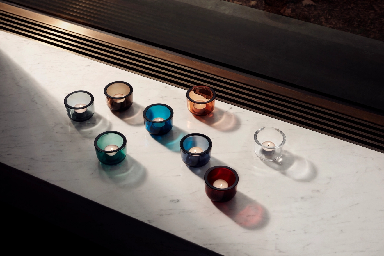Iittala kivi kynttilälyhty eri väreissä marmorialustalla