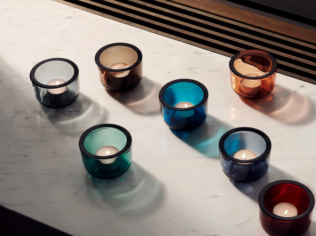 Iittala kivi kynttilälyhty eri väreissä marmorialustalla