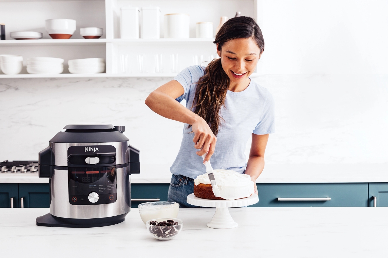 Ninja airfryer på köksbänk med en tårta på ett tårtfat