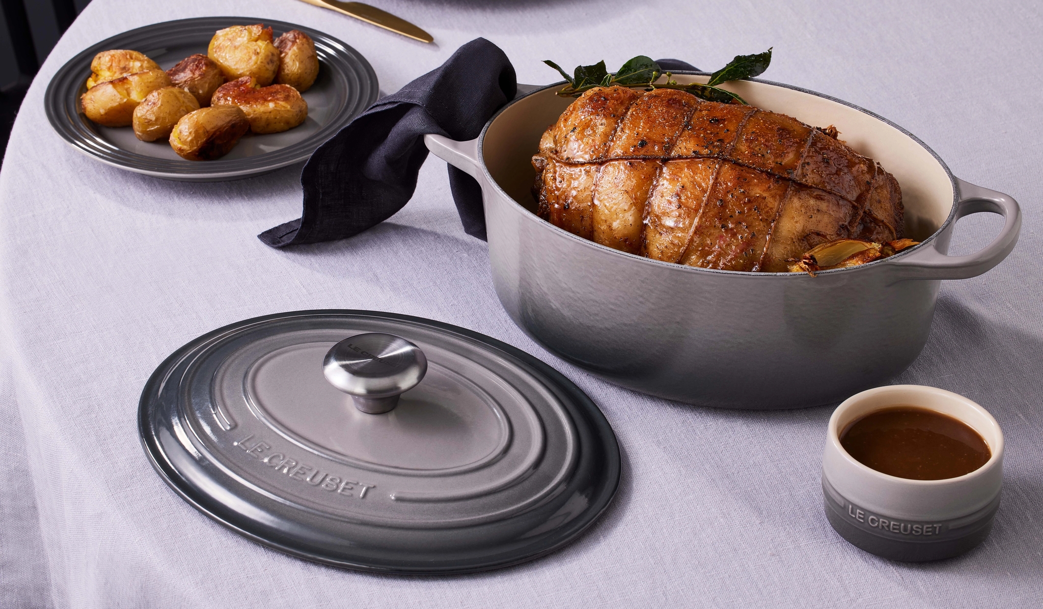 le creuset pata soikea flint harmaa ruoanlaitto broileri ja paahdetut perunart
