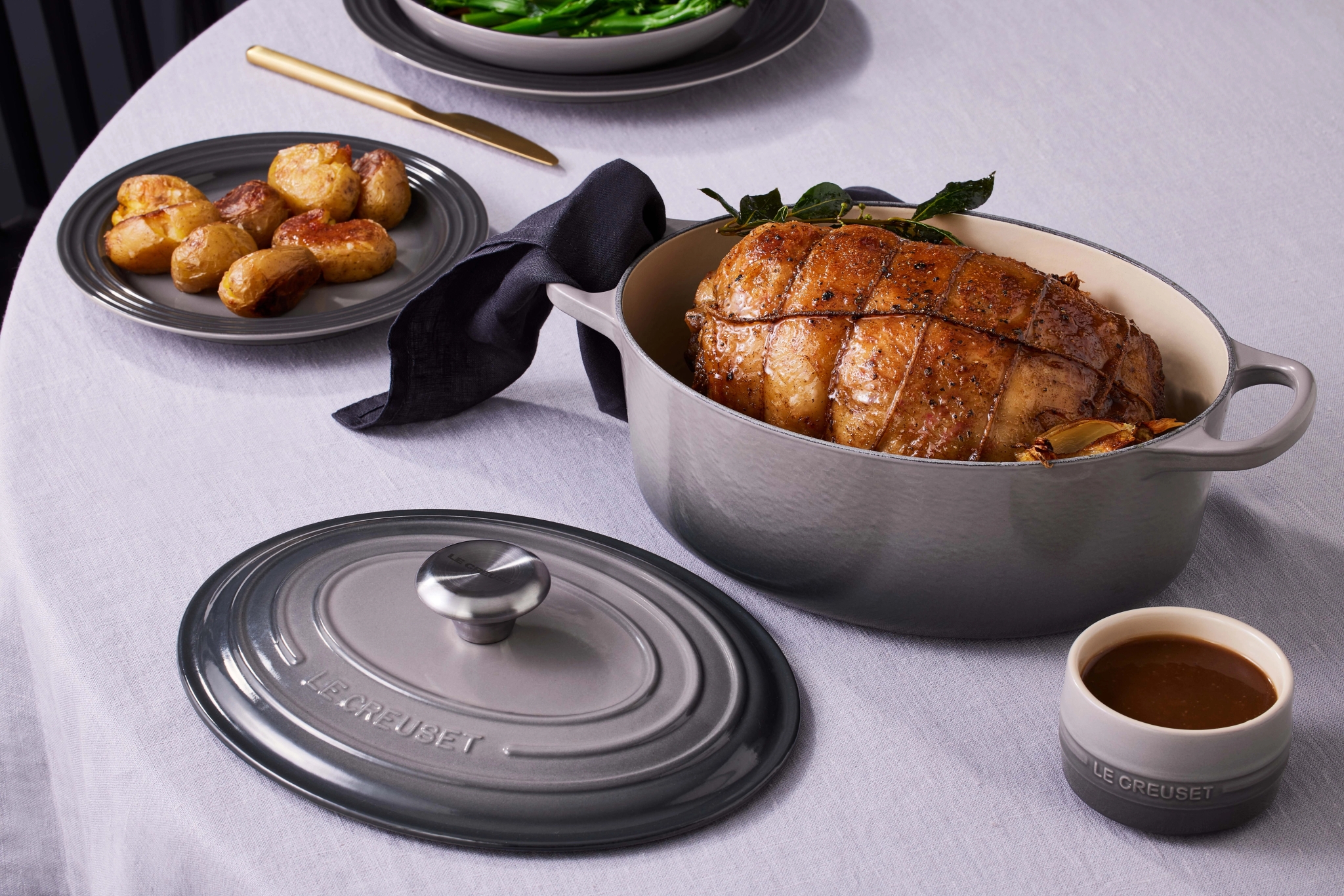 le creuset pata soikea flint harmaa ruoanlaitto broileri ja paahdetut perunart