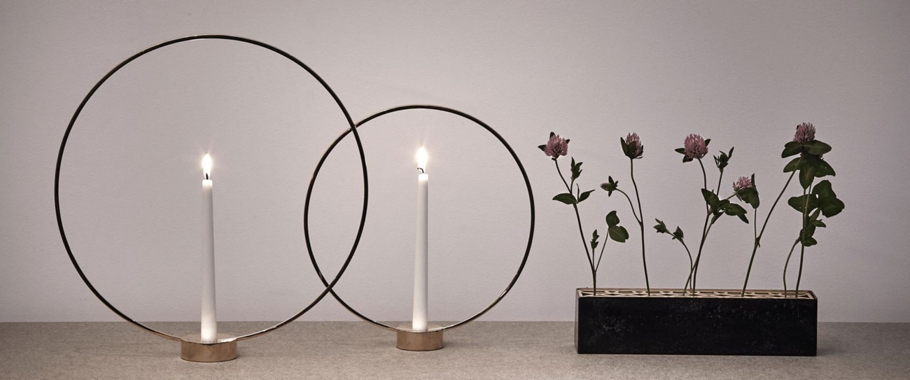 Gloria ljusstake med levande ljus och vas i mässing med blommor