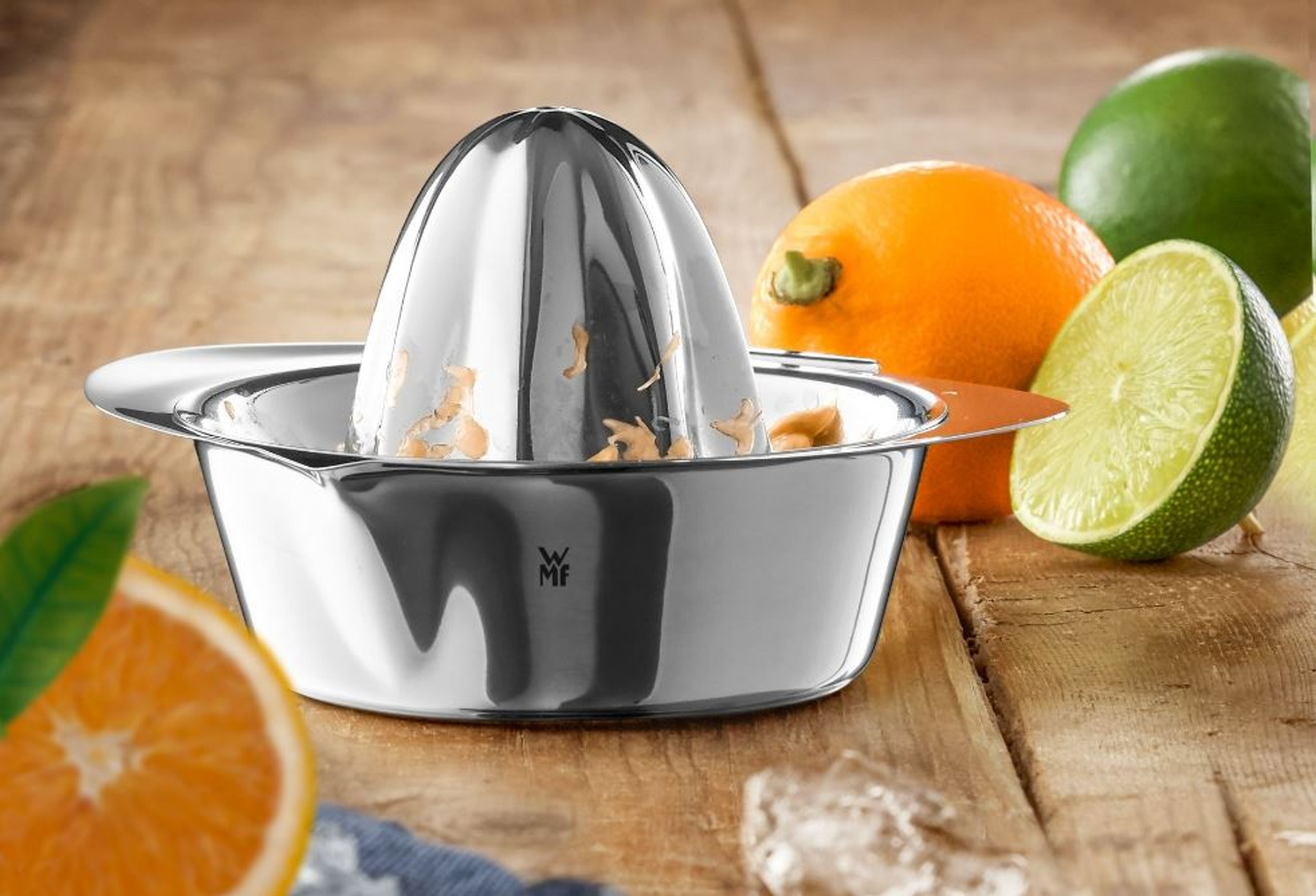 Sitruspresse fra WMF på et bord med appelsiner og lime
