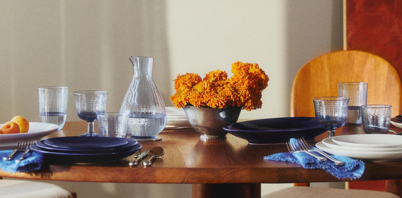 En vårinspirert borddekking med glass fra Swedish Grace i blått.