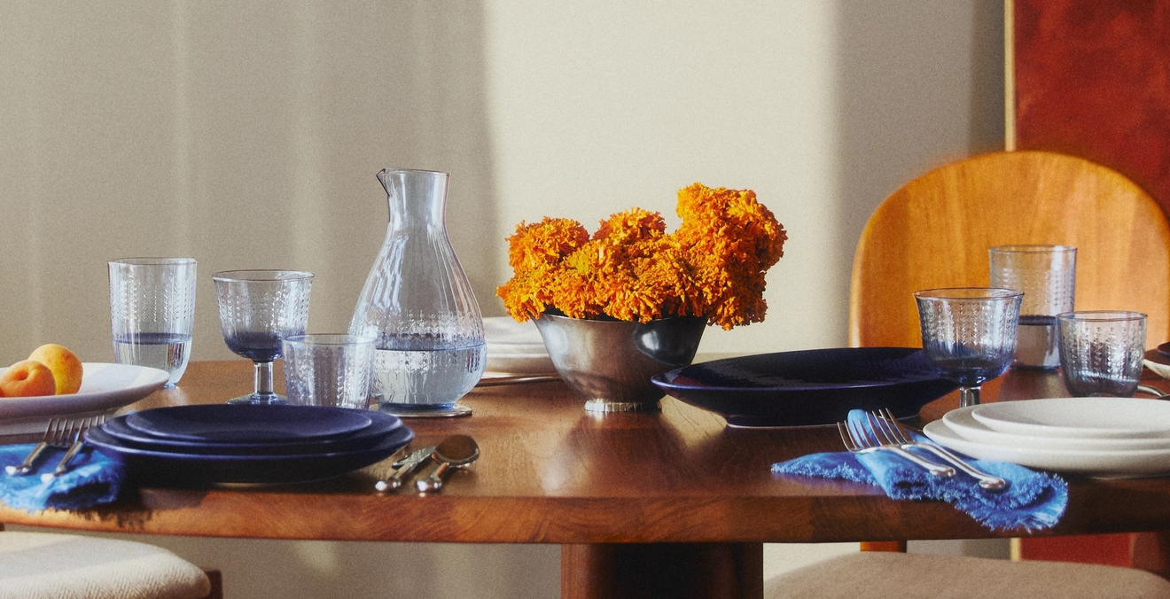 En vårinspirerad dukning med glas från Swedish Grace i färgen blått