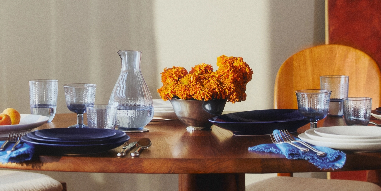 En vårinspirert borddekking med glass fra Swedish Grace i blått.