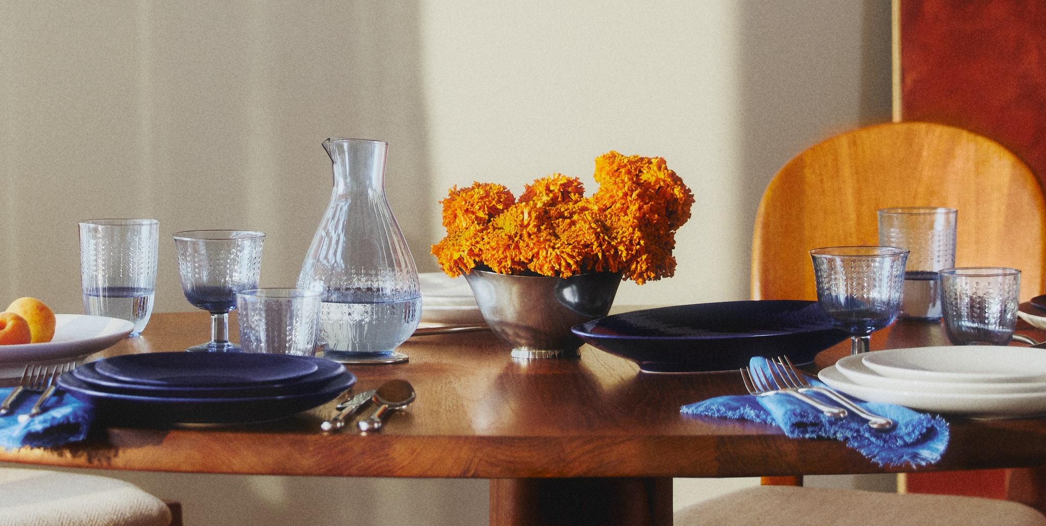 En vårinspirert borddekking med glass fra Swedish Grace i blått.