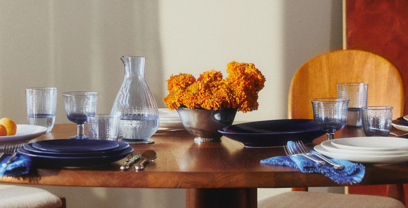 En vårinspirerad dukning med glas från Swedish Grace i färgen blått