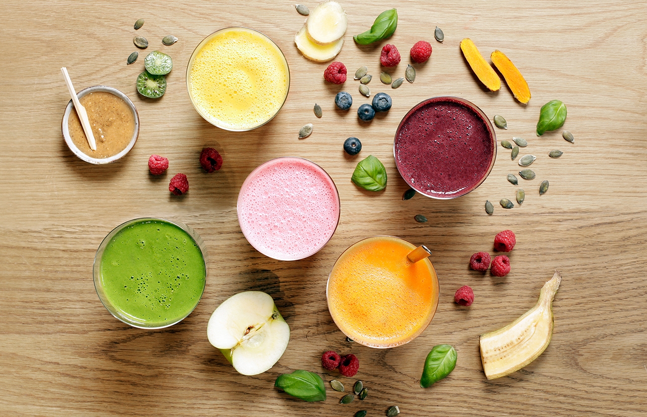 Färgglad frukost med smoothies & juicer