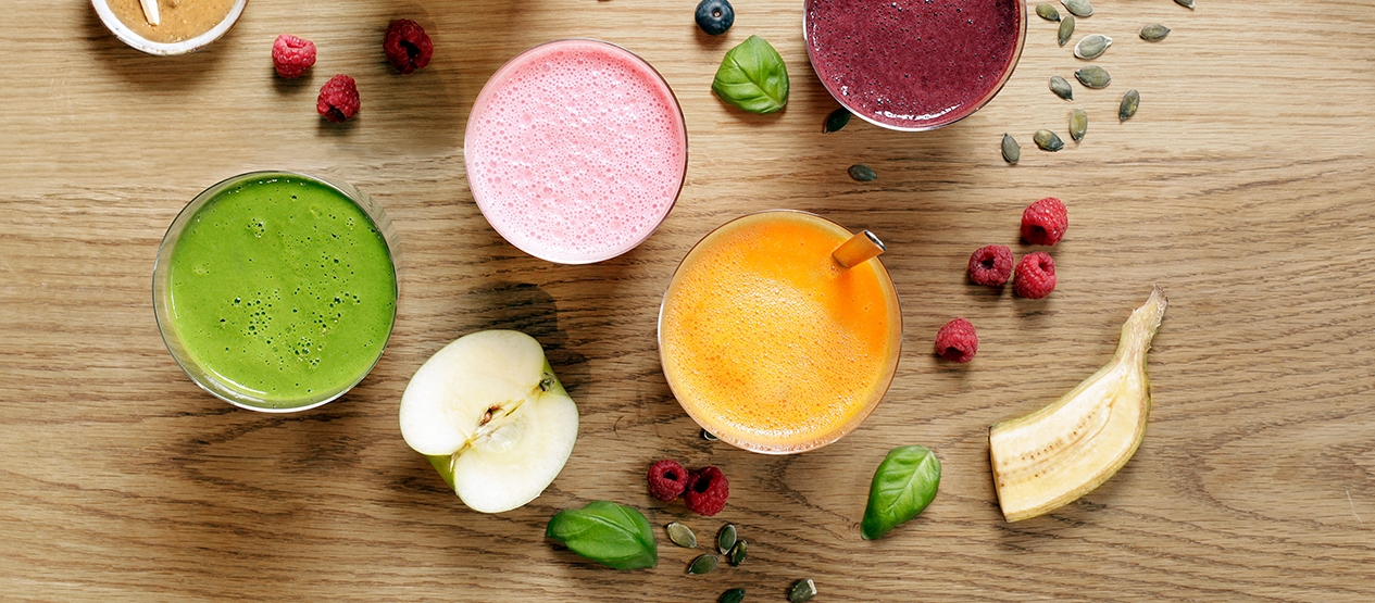Färgglad frukost med smoothies & juicer