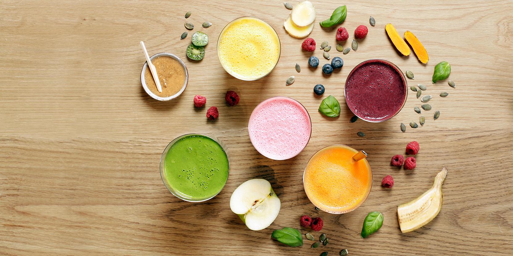 Färgglad frukost med smoothies & juicer