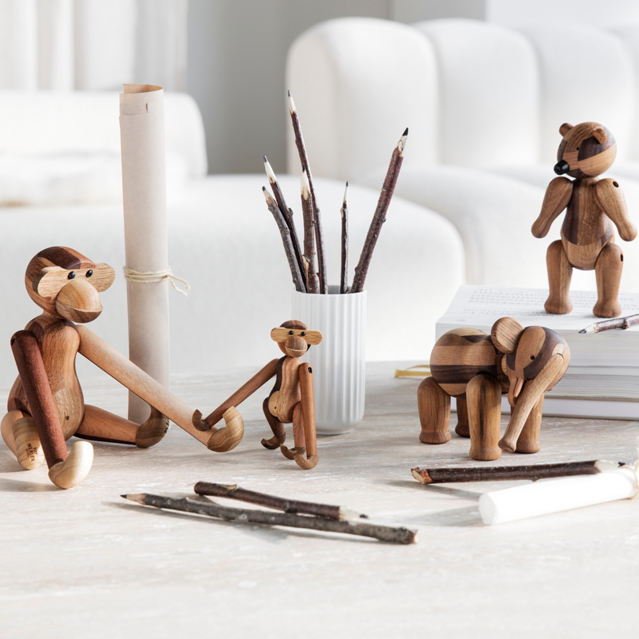 Lelut Kay Bojesenin apinat kirjoituspöydällä