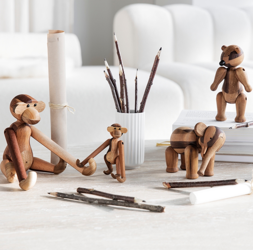 Lelut Kay Bojesenin apinat kirjoituspöydällä