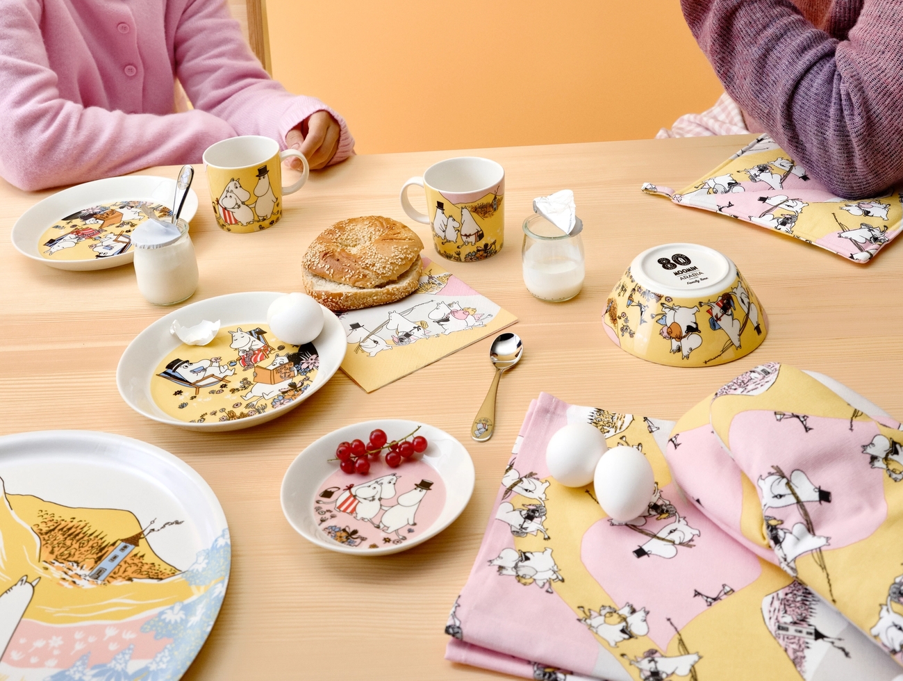 Mummikopp Familietid Mummikopper, skåler og tallerkener på et lyst bord