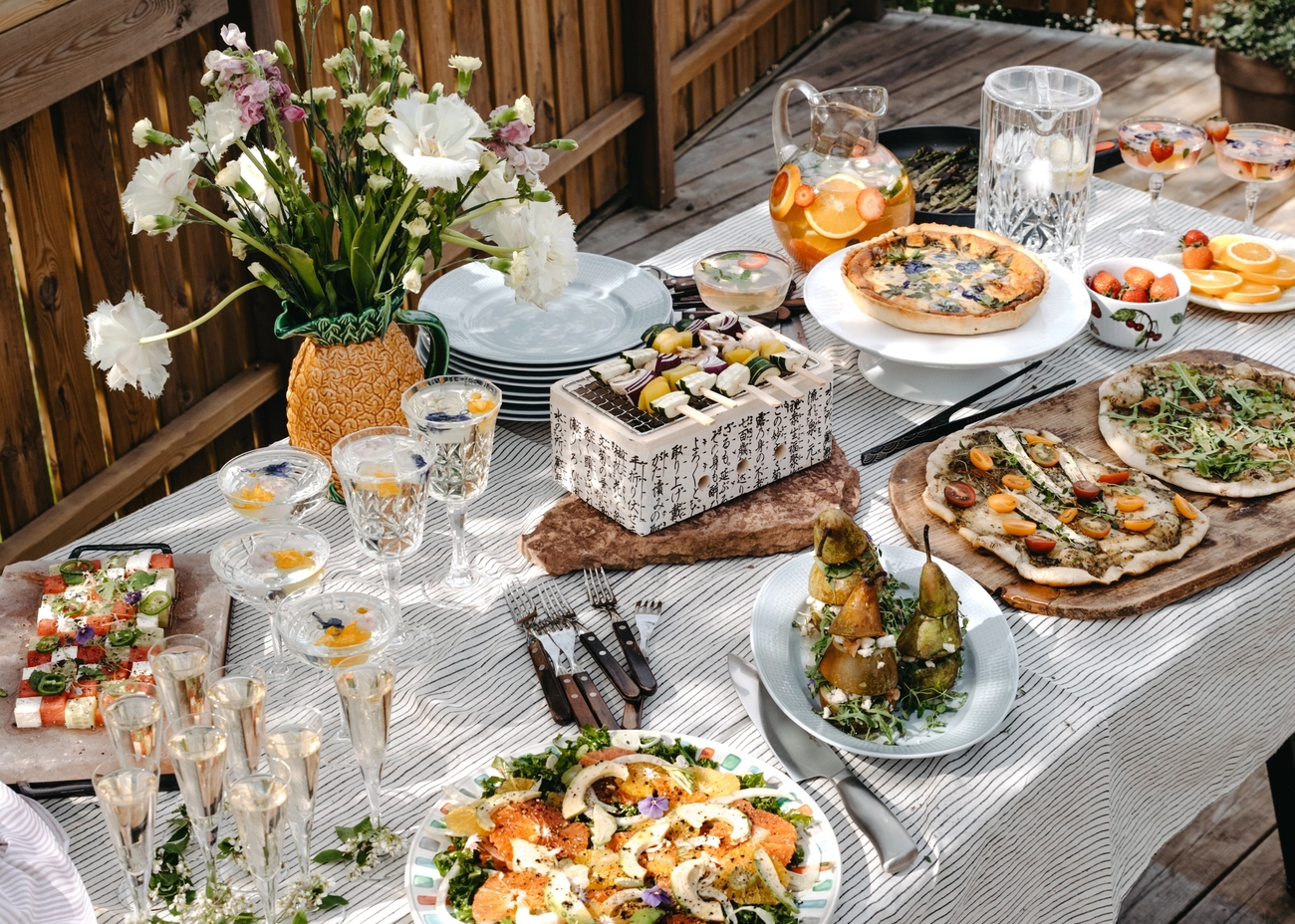 Sommerselskap med en sommerbuffé dekket opp på et bord
