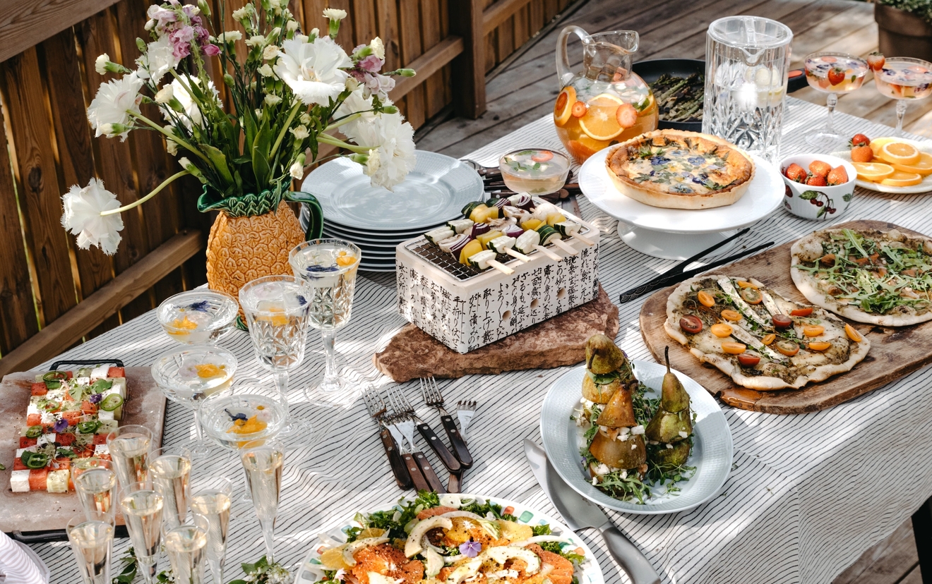 Sommerselskap med en sommerbuffé dekket opp på et bord