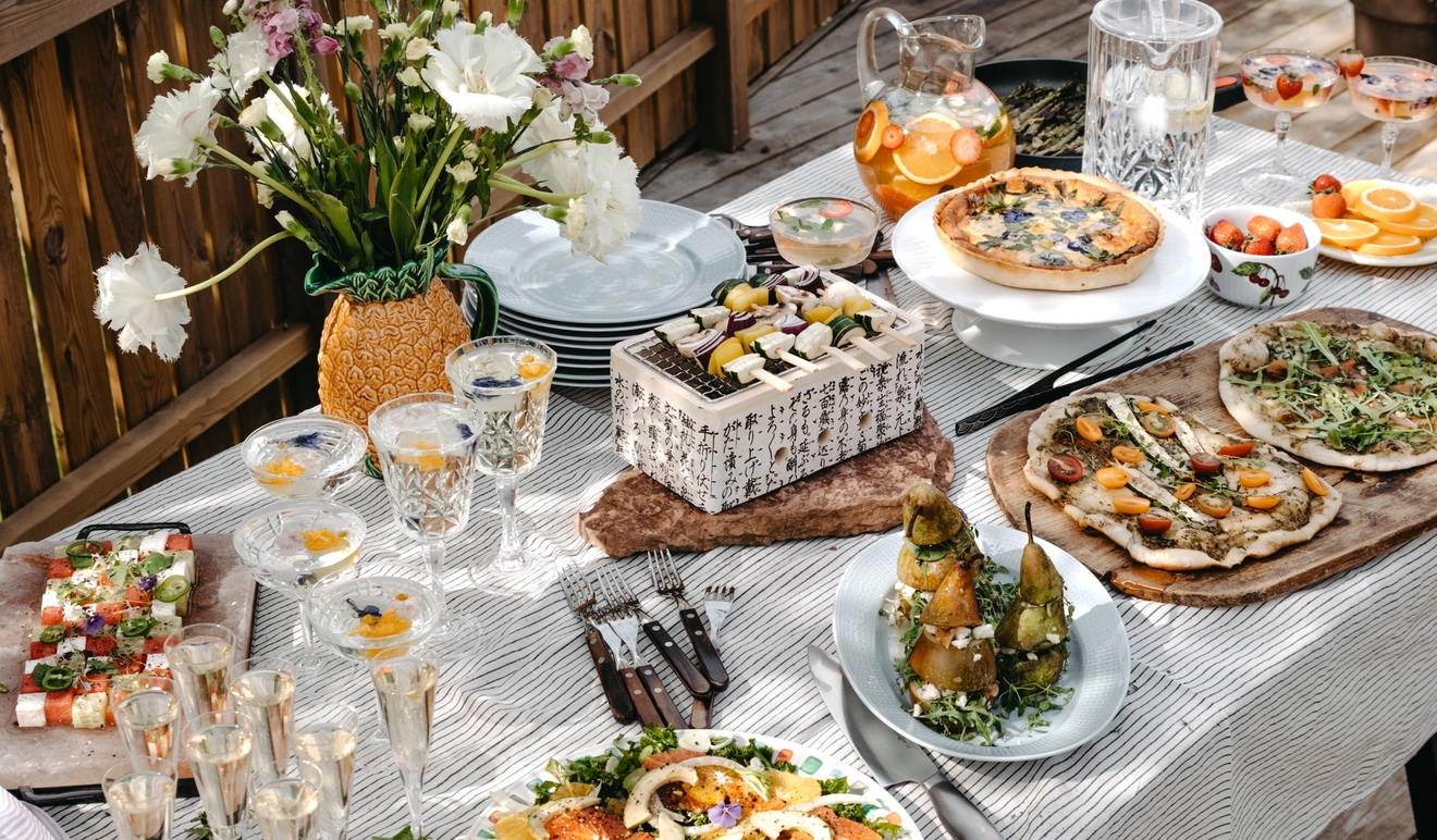 Sommarbjudning med en uppdukad sommarbuffé på ett bord