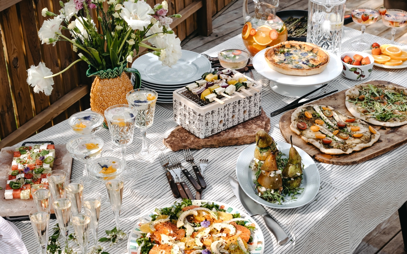 Sommarbjudning med en uppdukad sommarbuffé på ett bord