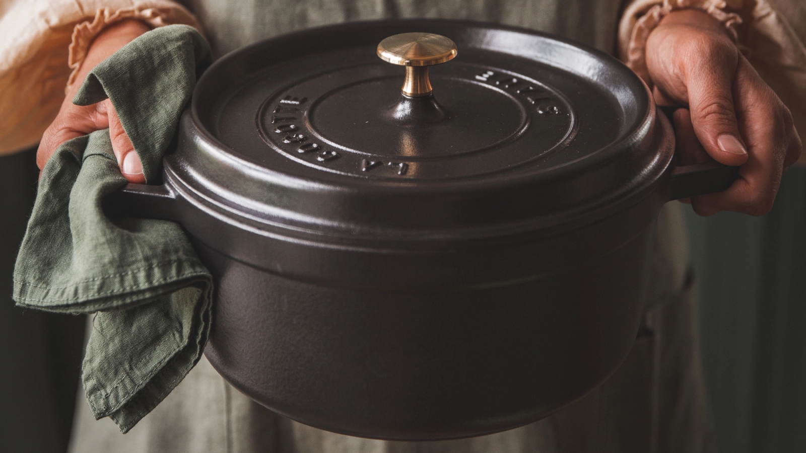 Staub svart gjutjärnsgryta