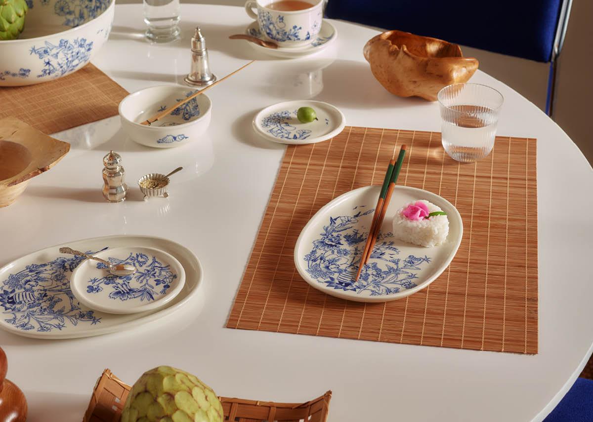 Muumi Harun sinivalkoisesta posliinista tehty kattaus