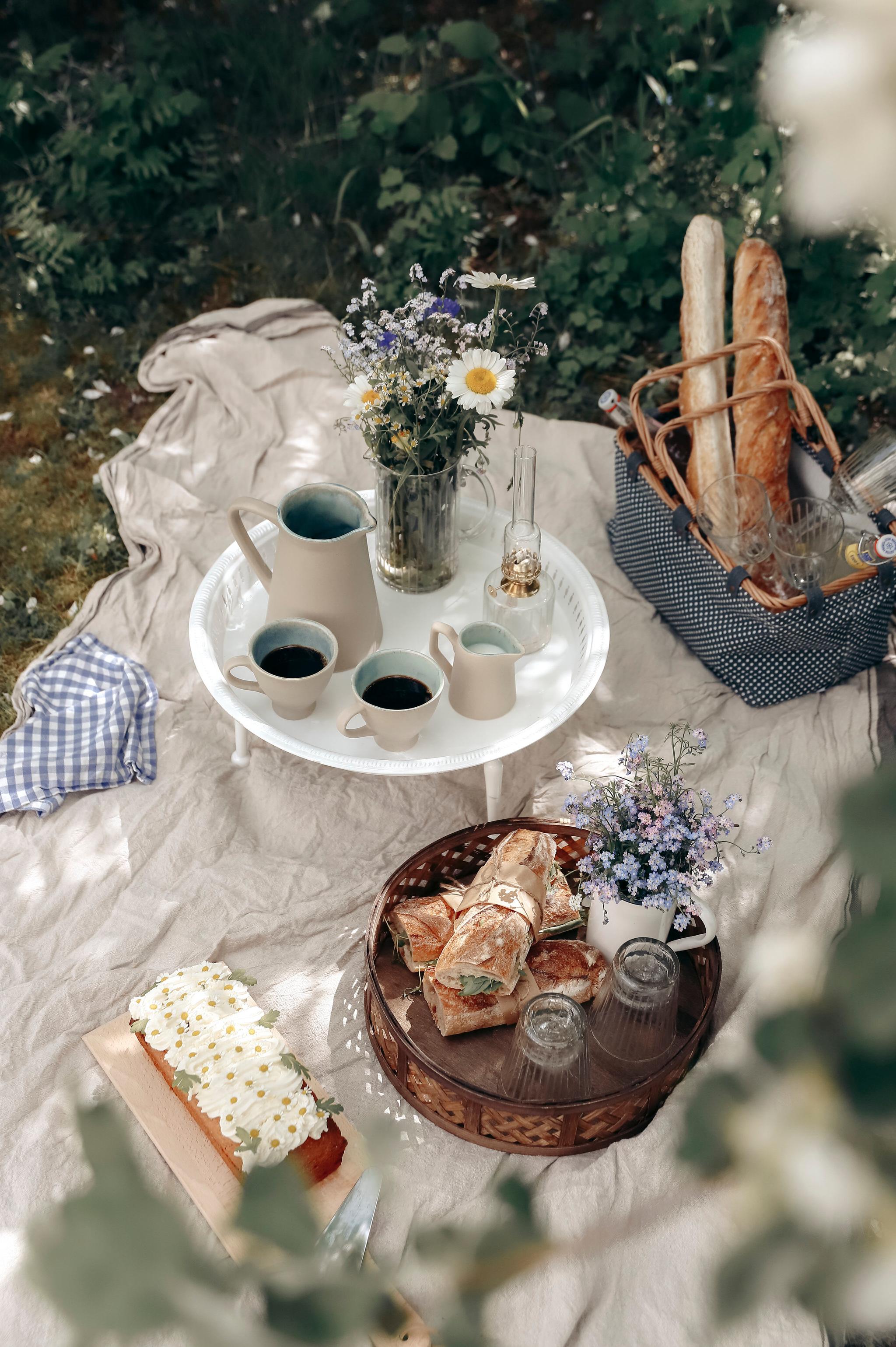 Kaffe och fika uppdukat på en picknickfilt