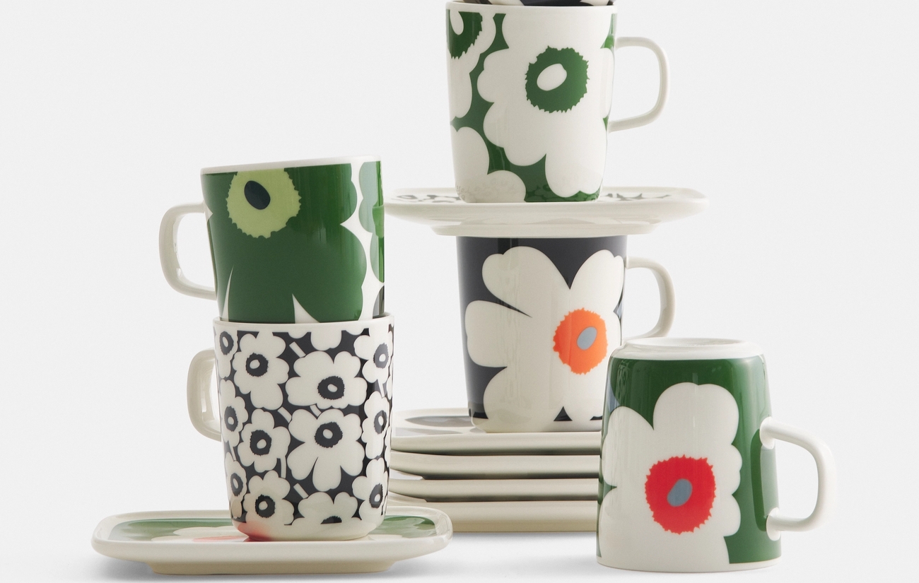 Marimekko unikko muki ja lautanen pinottu päällekkäin