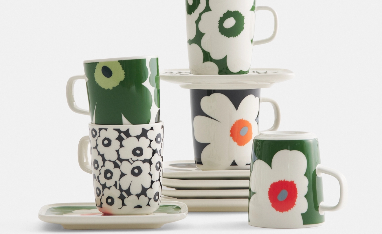 Marimekko unikko muki ja lautanen pinottu päällekkäin