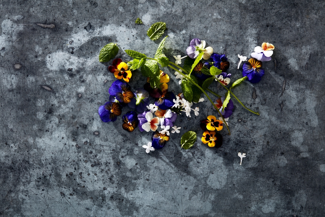Gaveartikler, blomster liggende på en bordplate i mørkegrå marmor