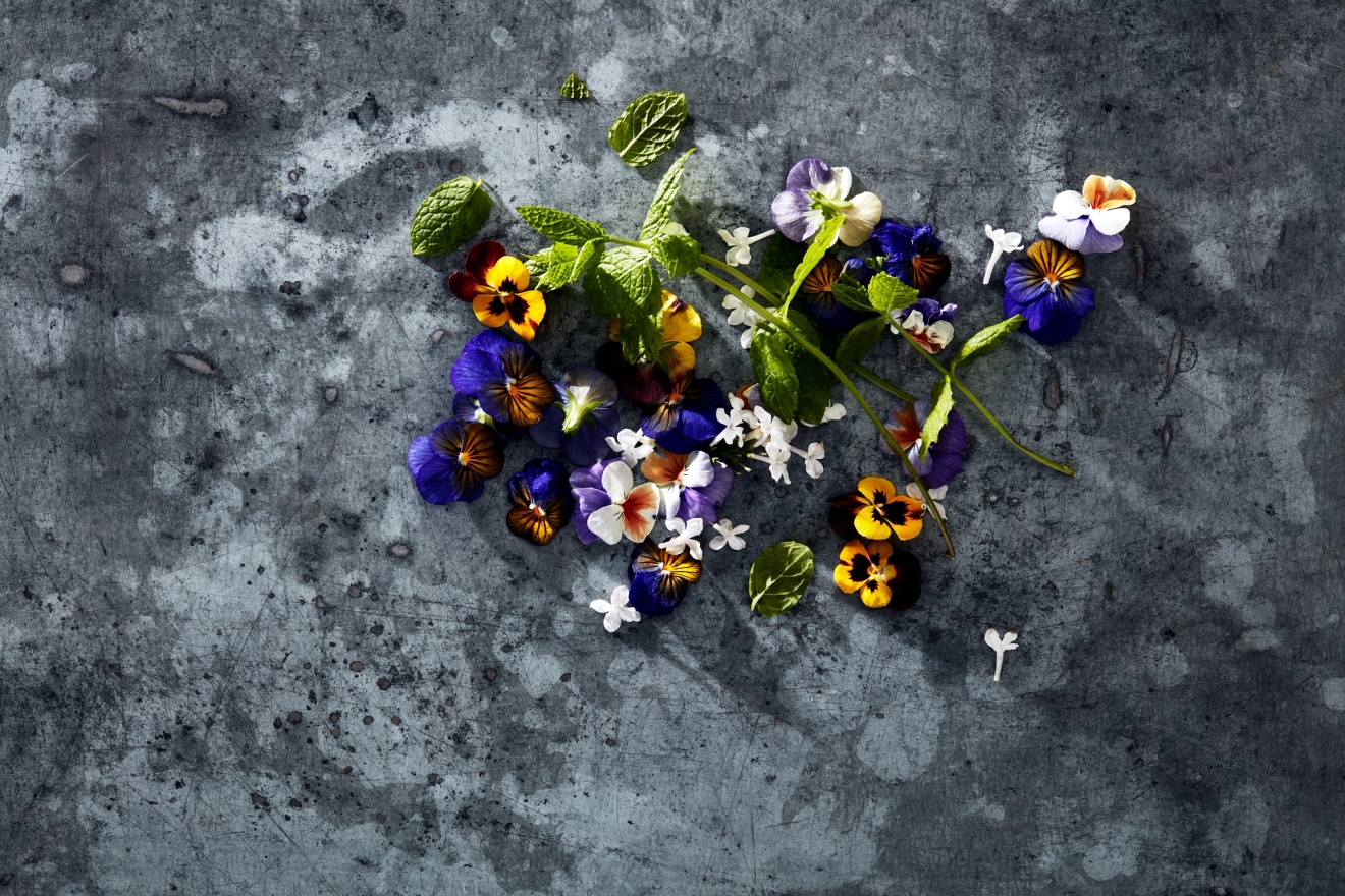 Gaveartikler, blomster liggende på en bordplate i mørkegrå marmor