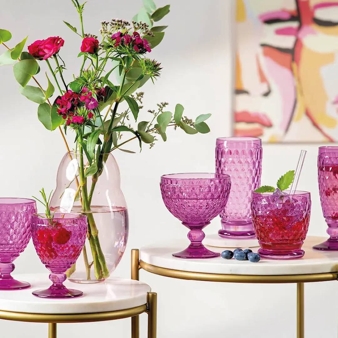 Villeroy & Boch vinglas i rosa på ett satsbord
