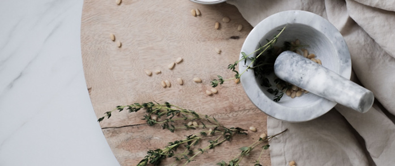 Upea valkoinen marmorinen mortteli ja yrtit