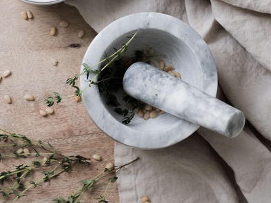 Morttelit - Upea valkoinen marmorinen mortteli ja yrtit