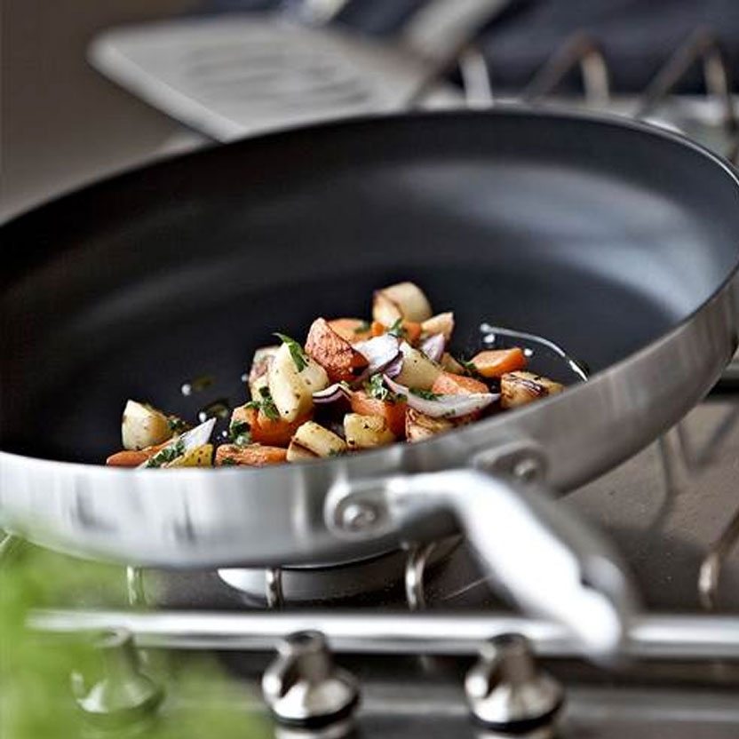 Paistinpannu non stick pinnoitteella ruoan valmistuksessa