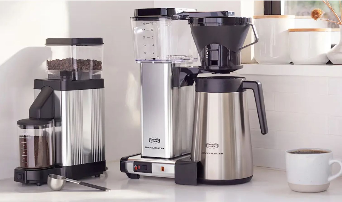 Moccamaster kaffekvarn i stål på köksbänk