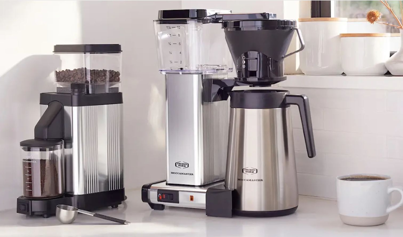 Moccamaster kaffekvarn i stål på köksbänk