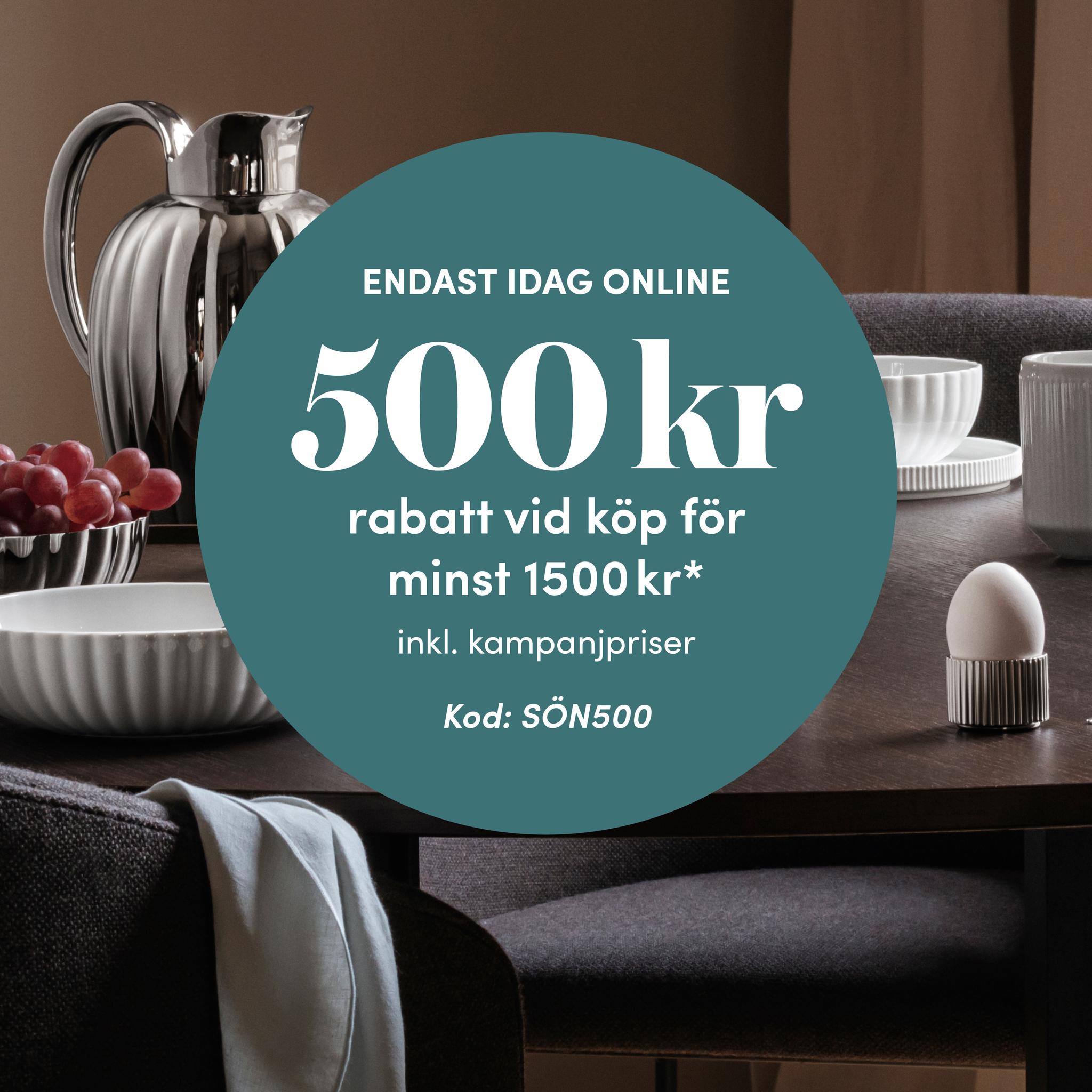 Dukat matbord med stilren servis och kanna samt erbjudande om 500 kr rabatt vid köp för minst 1 500 kr online.