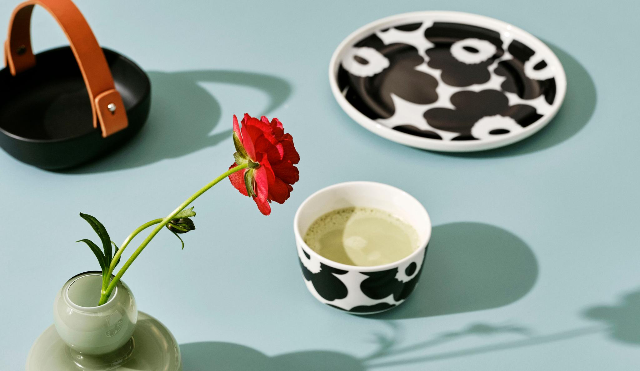 Marimekko Unikko krus og tallerken i svart mønster