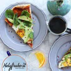 Frokostpizza med egg og avokado