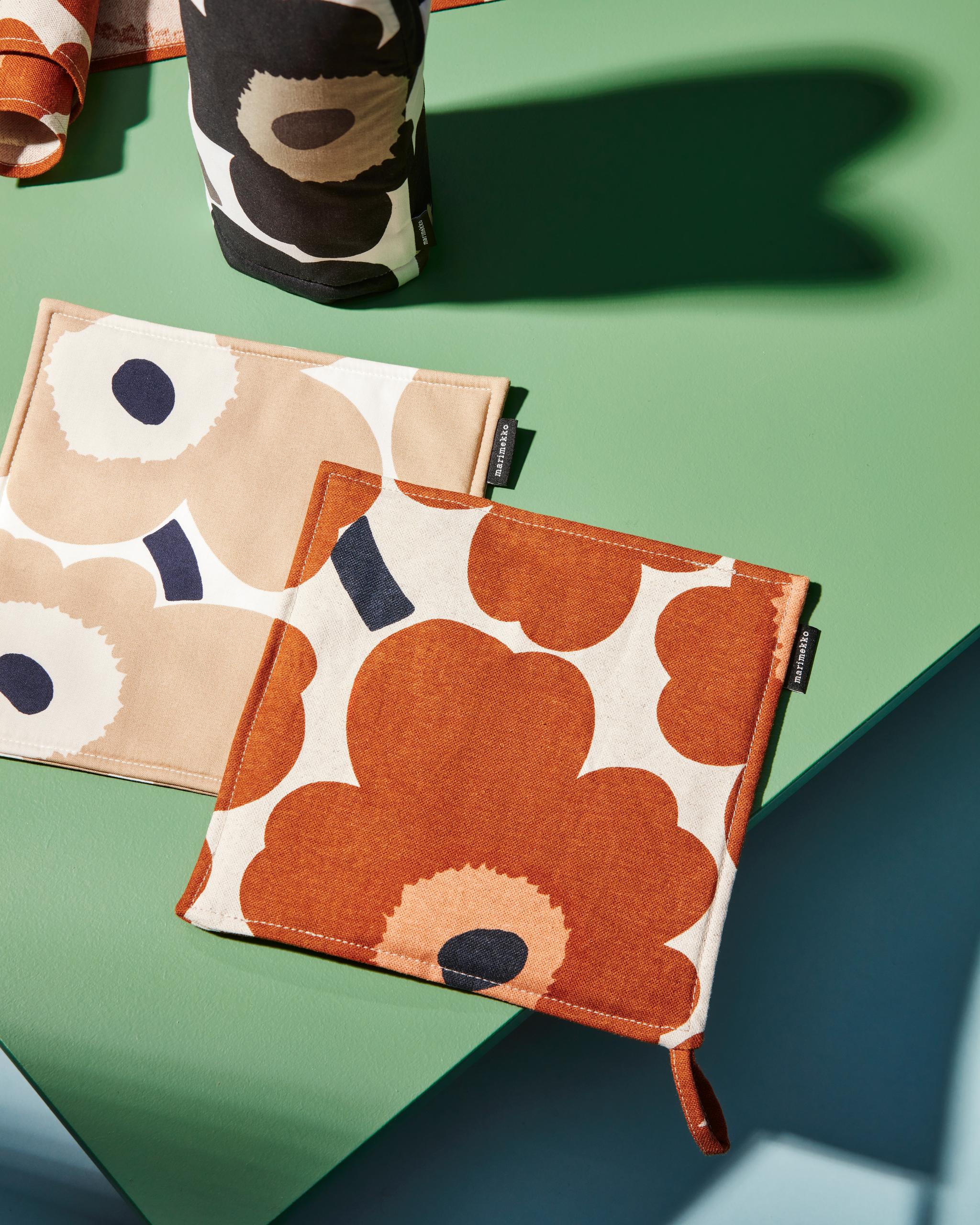 Marimekko unikko grytelapper i beige og brunt 