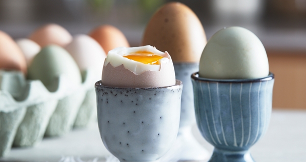 Perfekta ägg kokade med en äggklocka och äggtimer