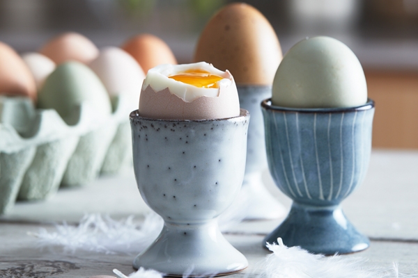 Perfekta ägg kokade med en äggklocka och äggtimer