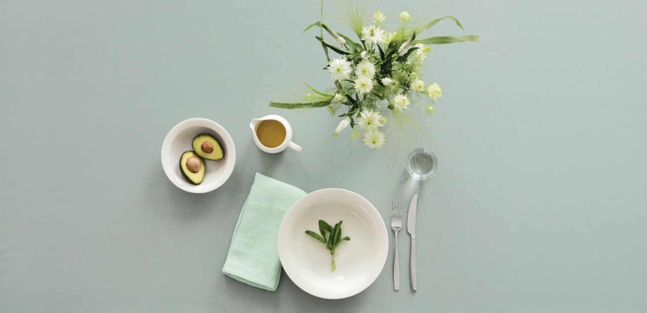 Arabia Arctica yksinkertainen astiasto valkoinen lautanen kulho, kaadin pöydän kattaus