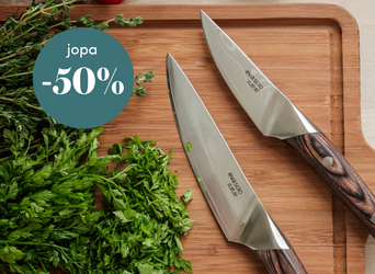Mies kokkaa liekehtivällä pannulla modernissa keittiössä, ja kuvassa mainostetaan jopa 60 % alennusta.