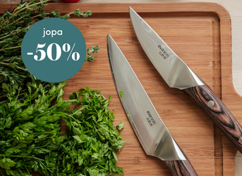 Keittiöveitset ja tuoreet yrtit leikkuulaudalla, tarjousteksti jopa -50 %.