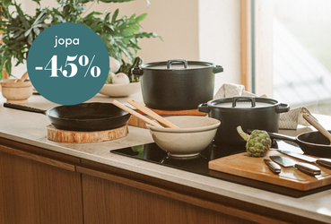 Keittiön työtasolla on kattiloita, paistinpannu ja leikkuulauta, ja kuvassa mainostetaan jopa 45 % alennusta keittiötarvikkeista.